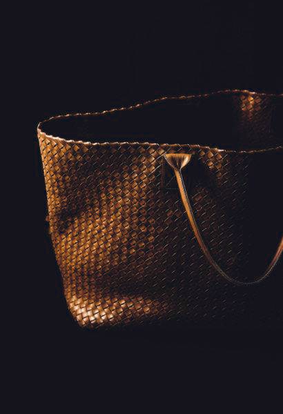 重厚なレザーを編み上げた唯一無二の品格。ボッテガ・ヴェネタのレザーバッグの魅力